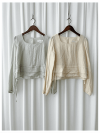 Ruffle Collar Blouse 微光澤顯鎖骨方領修腰上衣/ BU9121