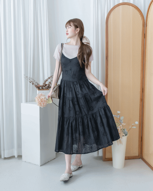 【現貨限量回歸 Black 】Daisy Embroidered Dress 鏤空刺繡彈性修身傘形連身裙/ DS1138