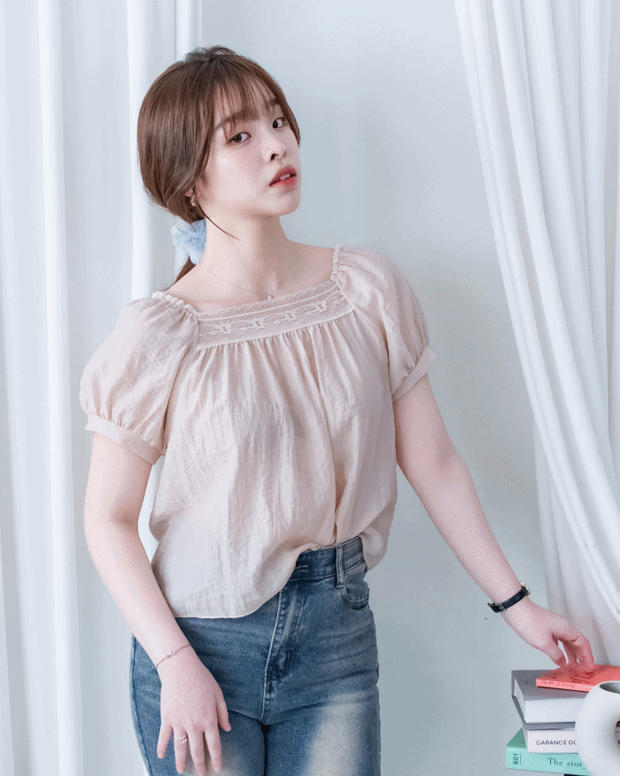 Lace Square Blouse 法式蕾絲方領裙擺上衣/BU9148