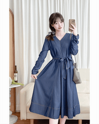 【現貨限量回歸 】（舒適輕巧牛仔棉）Flair Denim dress 中間開叉修飾線小方鈕V領牛仔裙/ DS9684