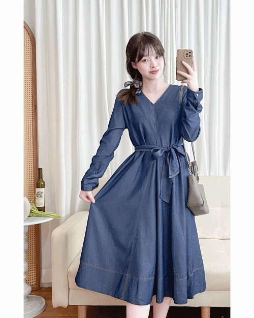 【現貨限量回歸 】（舒適輕巧牛仔棉）Flair Denim dress 中間開叉修飾線小方鈕V領牛仔裙/ DS9684
