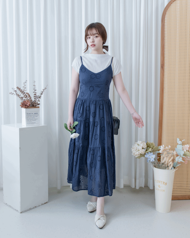Daisy Embroidered Dress 鏤空刺繡彈性修身傘形連身裙/ DS1138