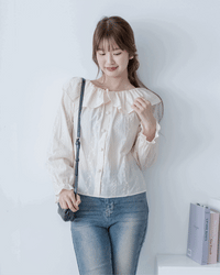 Embroidery Blouse 繡花彈性荷葉領口裝飾鈕扣上衣/ BU9133