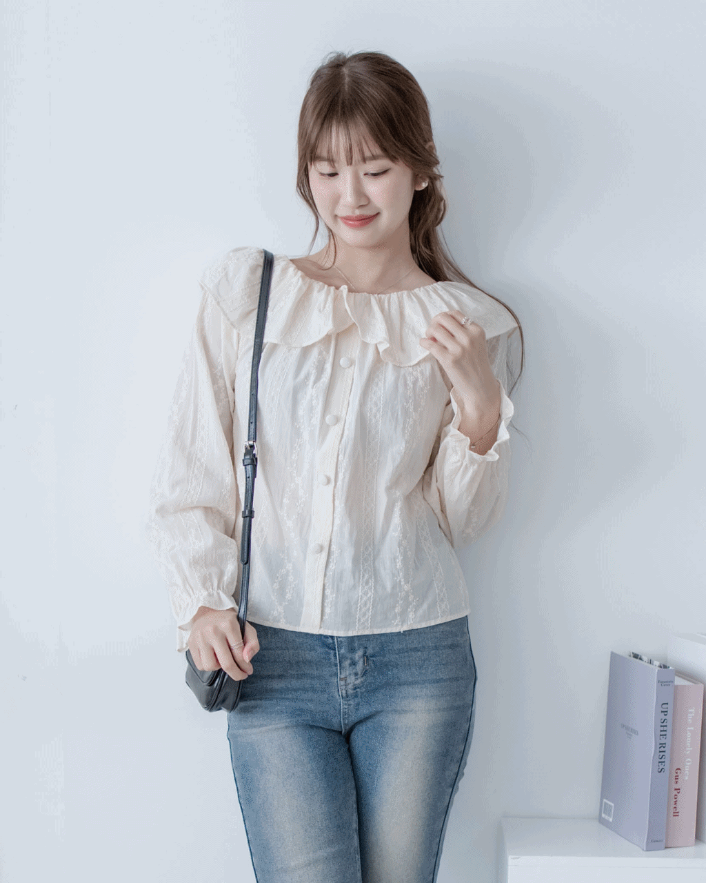 Embroidery Blouse 繡花彈性荷葉領口裝飾鈕扣上衣/ BU9133