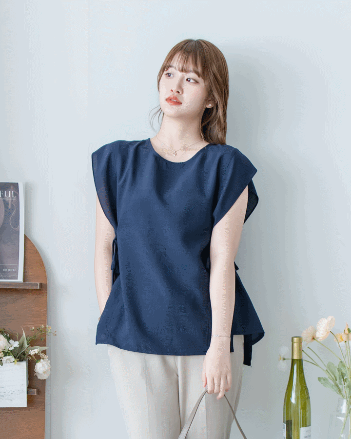 Side Ribbon Blouse 輕盈織紋雙側綁帶後金釦上衣/BU9144