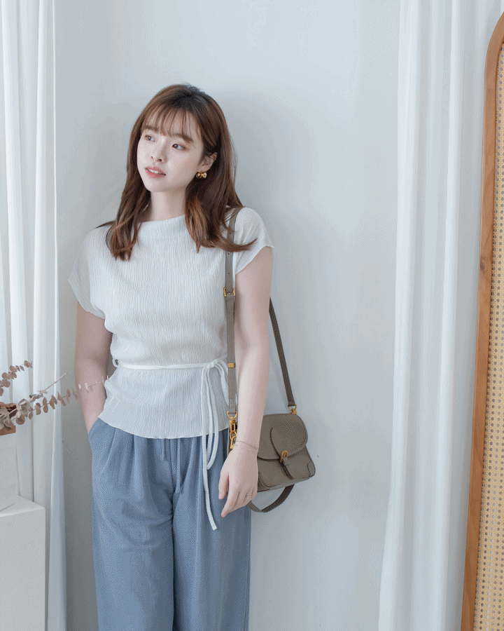 Pleated Blouse 微光澤壓褶船領上衣/ TP9230