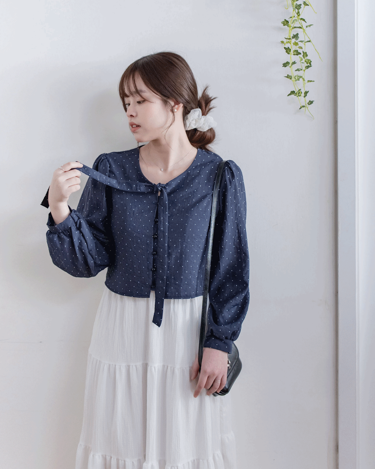 PolkaDot Scarf Blouse 光澤感小點V領綁結微短上衣/ BU9130