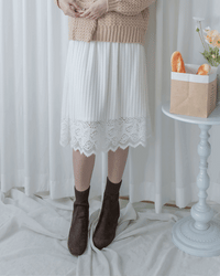 Lace Spliced Skirt 蕾絲拼接壓紋針織裙/ SK8929