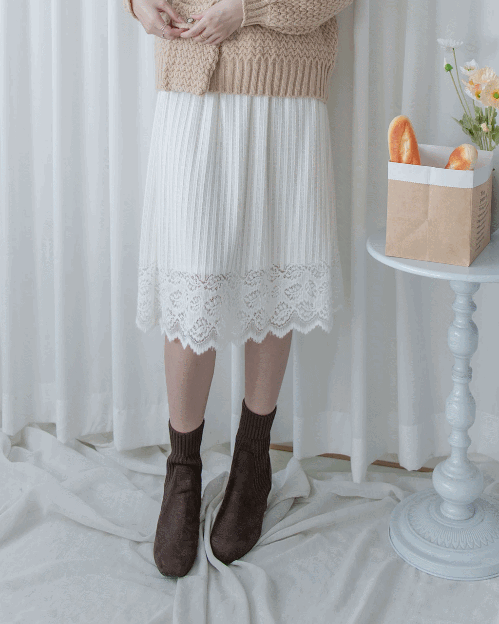 Lace Spliced Skirt 蕾絲拼接壓紋針織裙/ SK8929