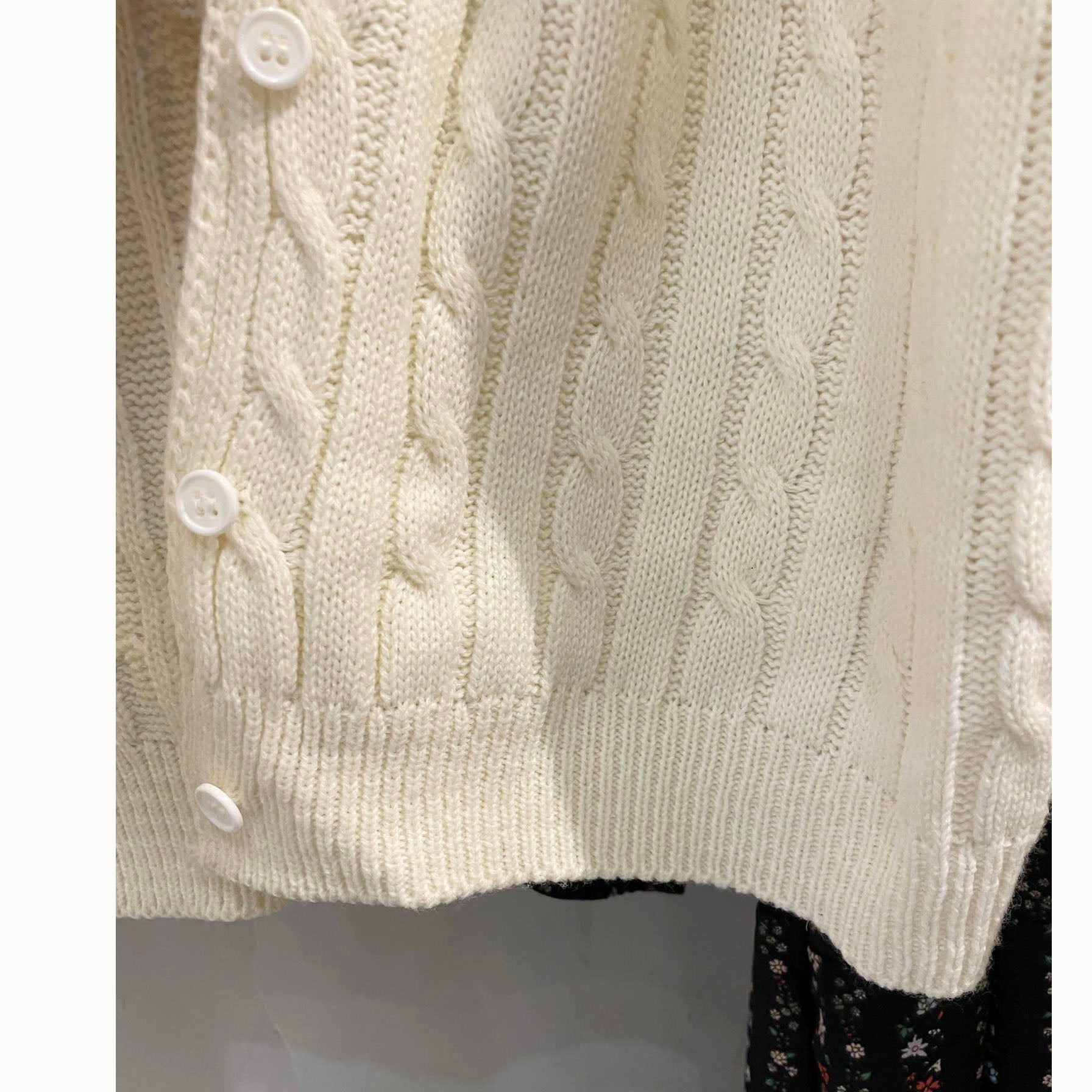 Lady Twist 白色氣質扭紋彈性合身線衫, Top & Outer/ TP8807