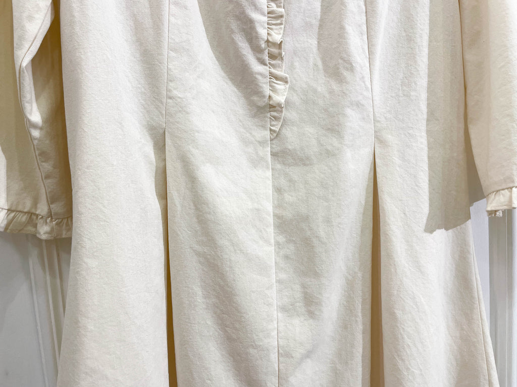 Diana 米白方領Ruffle裝飾車褶舒適修腰, Dress/ DS8912