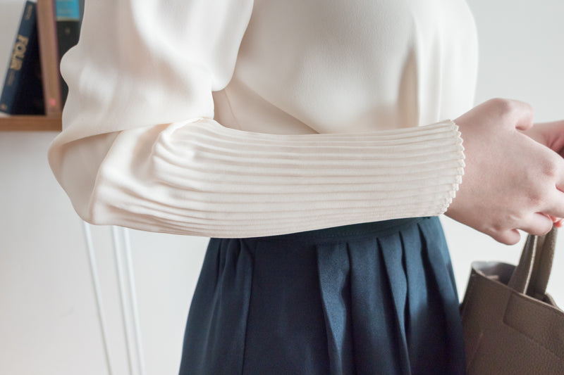 【現貨限量回歸 GreyishBlue/White】Pleated Sleeve 簡約雪紡漸細百褶手袖, Blouse/ BU8856