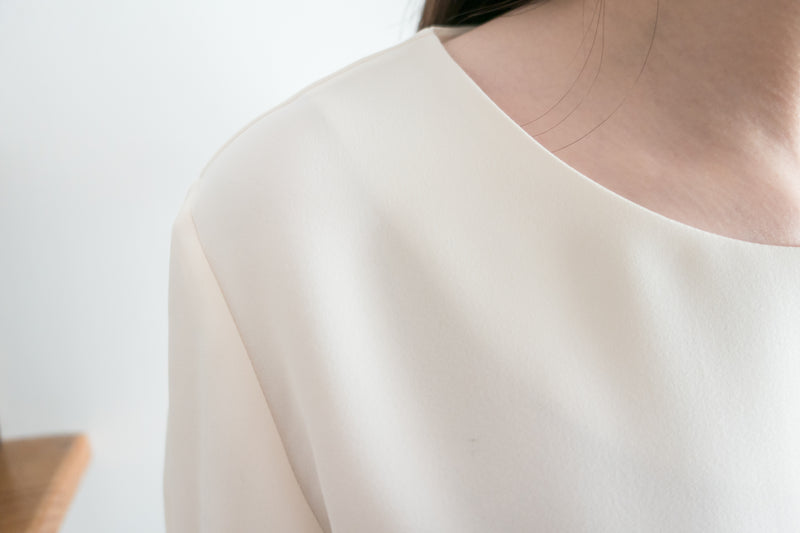 【現貨限量回歸 GreyishBlue/White】Pleated Sleeve 簡約雪紡漸細百褶手袖, Blouse/ BU8856