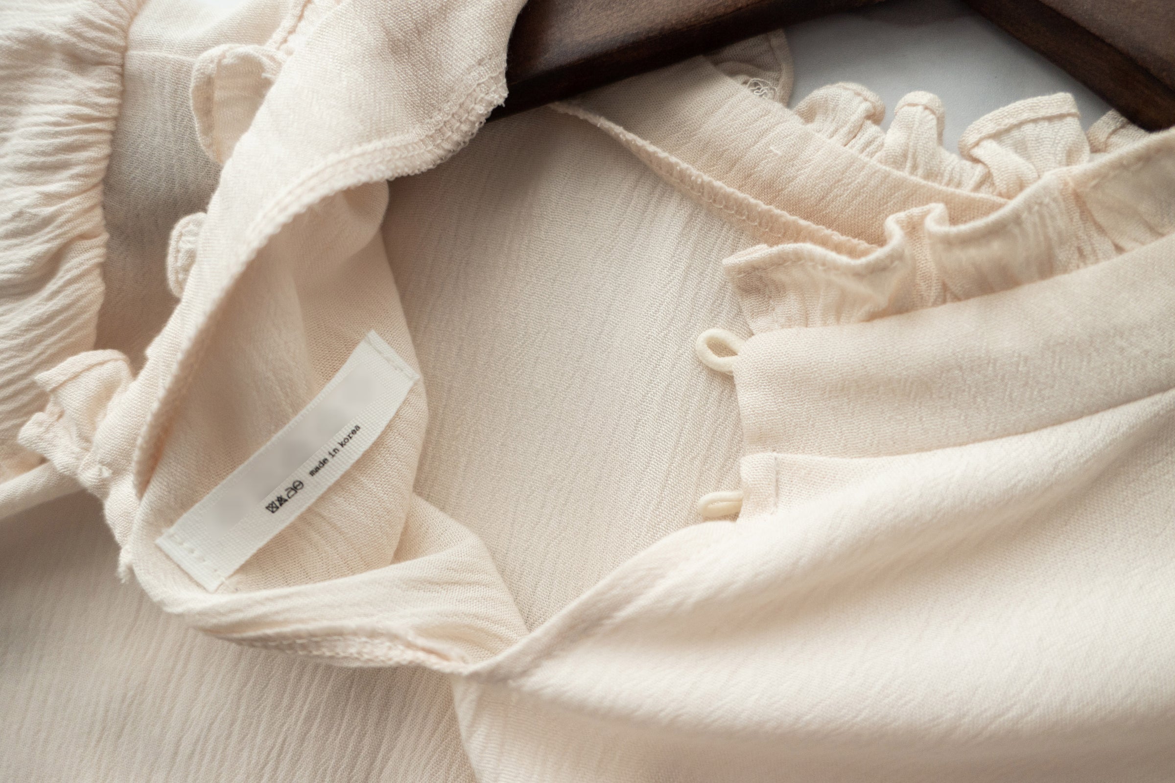 【訂造中獨家款 限量發售 】Ruffle 淺杏色小寬花邊企領, Blouse/ BU8875 （Pre-order)