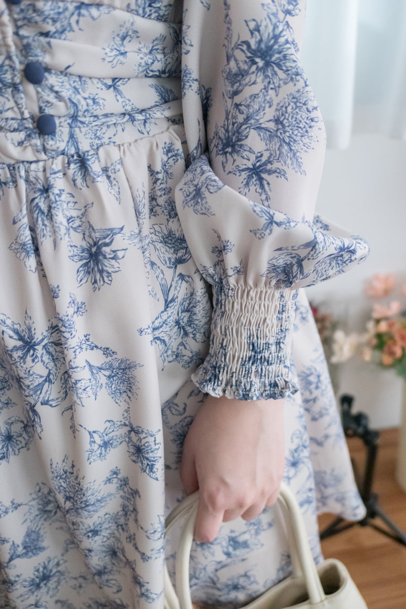 【早秋預訂優惠 -$15】（intent x Korea 獨家款) Porcelain 線條青花瓷顯瘦後橡筋, Dress/ DS9135 （Pre-order/優惠 9月14日完結)