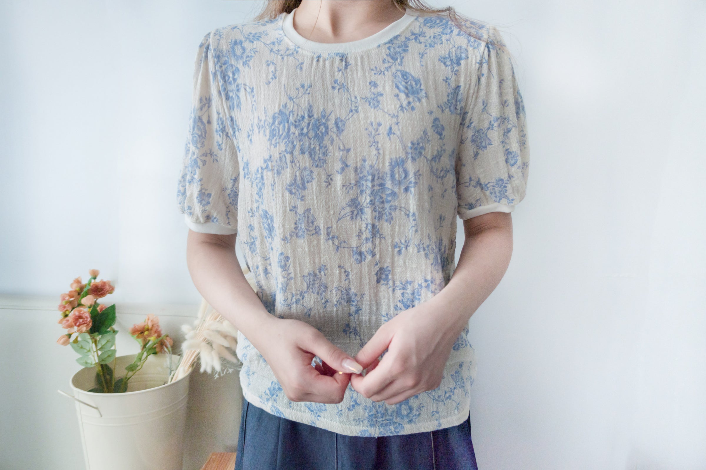 [ 限時重開訂購🕣 ] Pottery 淺藍陶瓷花圓領, Blouse/ TP8852(pre-order 5月28日截單）