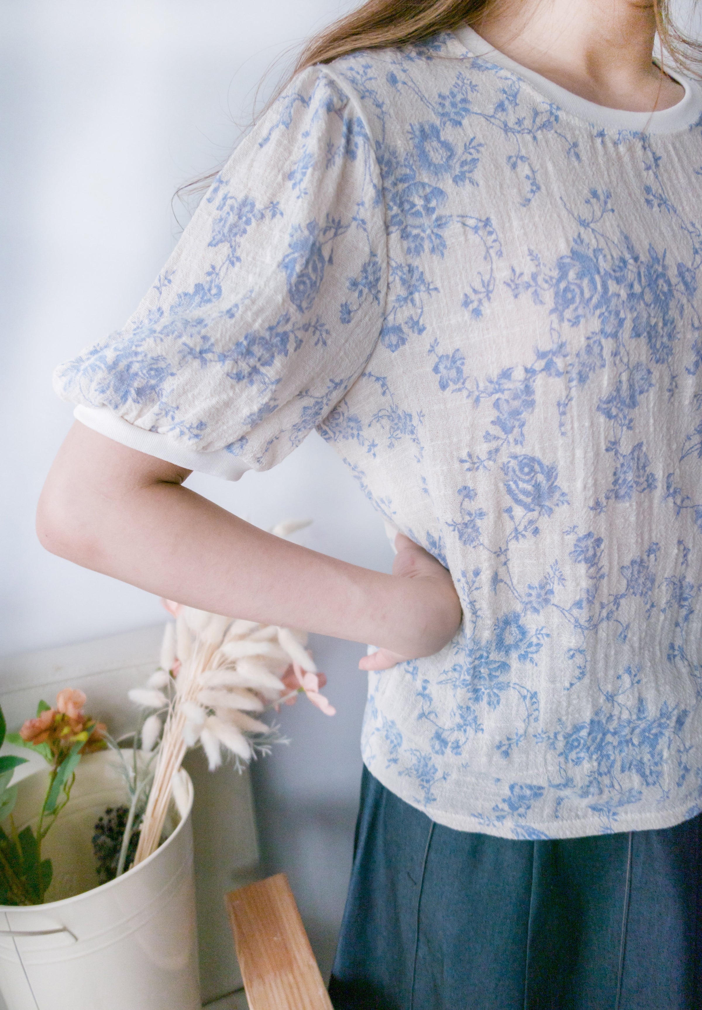 [ 限時重開訂購🕣 ] Pottery 淺藍陶瓷花圓領, Blouse/ TP8852(pre-order 5月28日截單）