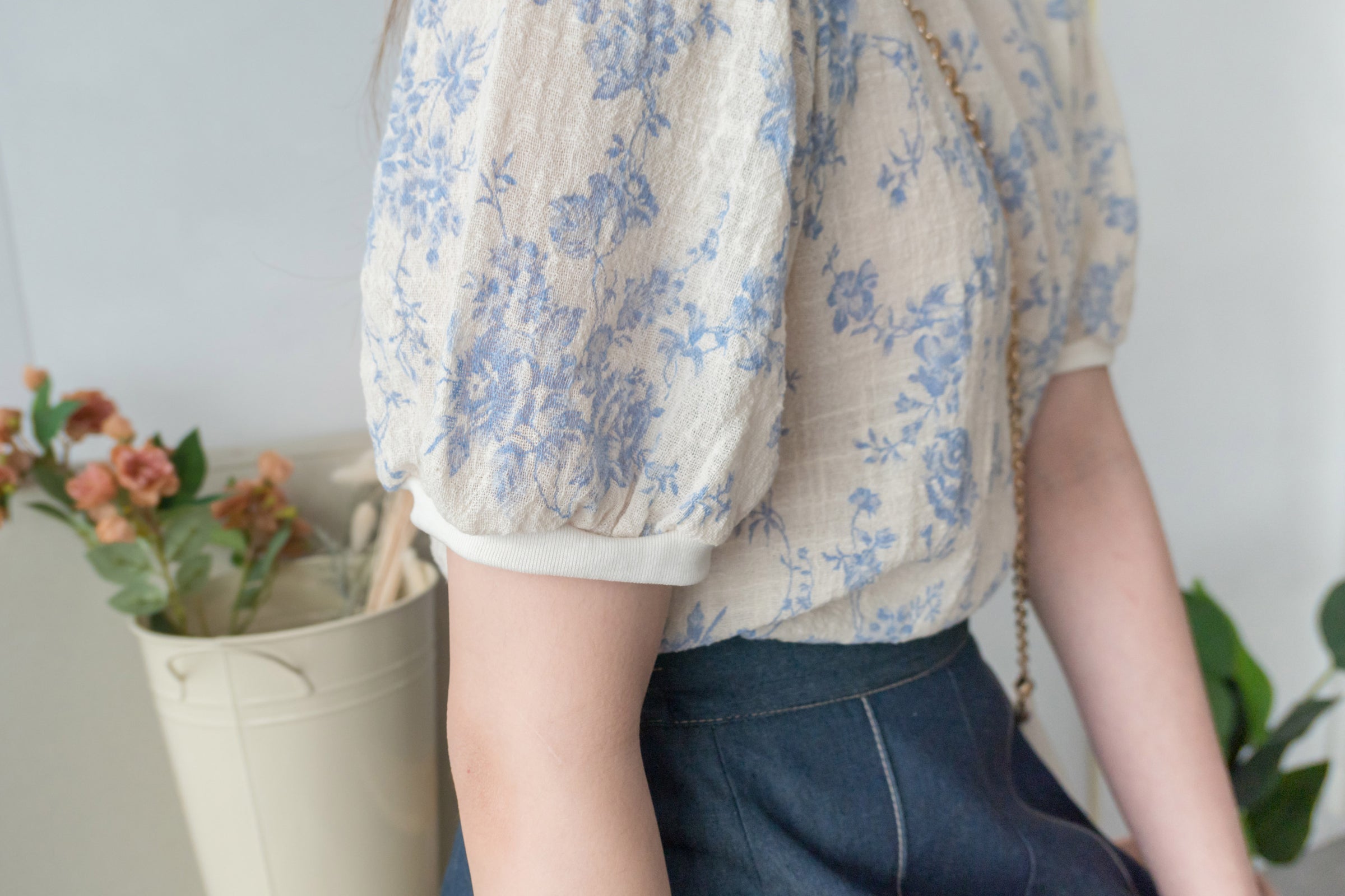 [ 限時重開訂購🕣 ] Pottery 淺藍陶瓷花圓領, Blouse/ TP8852(pre-order 5月28日截單）