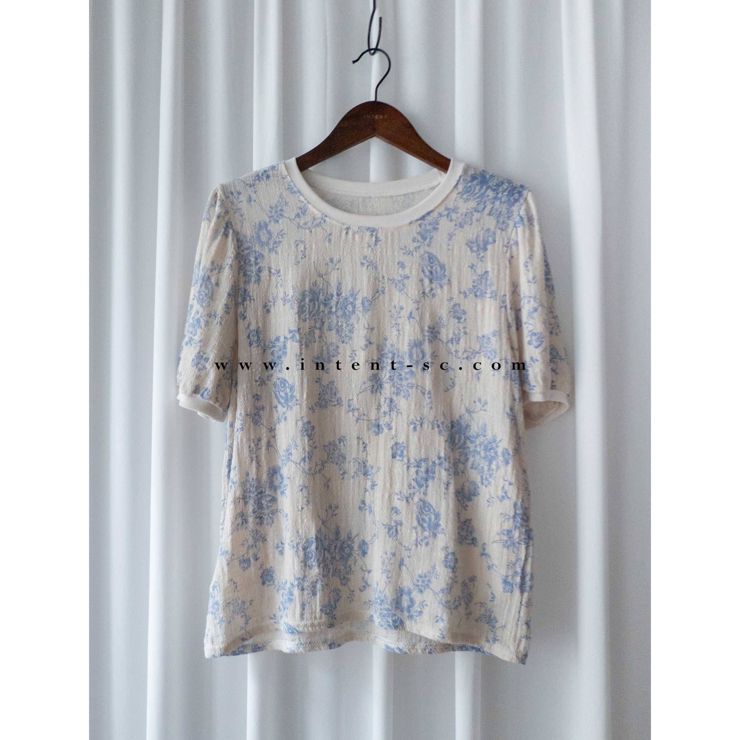 [ 限時重開訂購🕣 ] Pottery 淺藍陶瓷花圓領, Blouse/ TP8852(pre-order 5月28日截單）